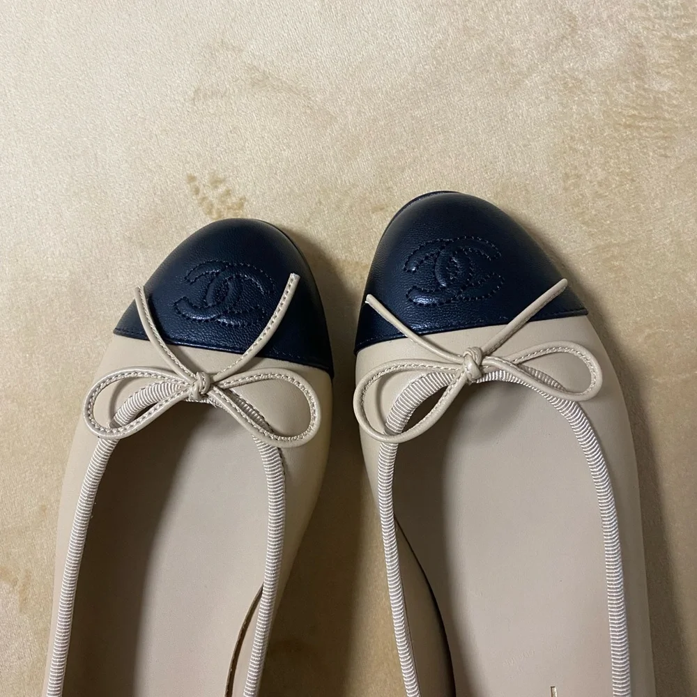 CHANEL Beige and Dark Black Flats with Bow - Picture 4 of 5